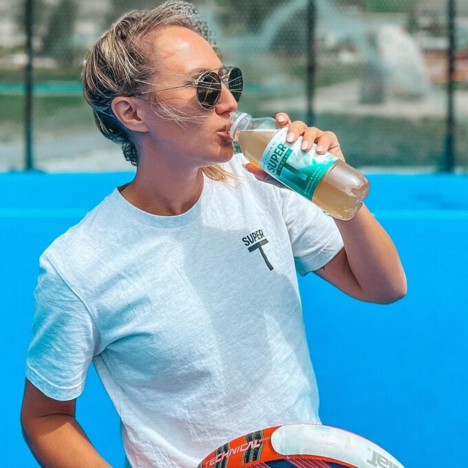 Portraitfoto Frau auf Padelplatz